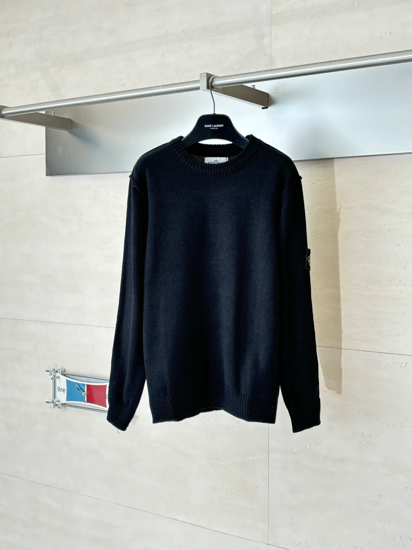P410 Stone islan*/stone island solid color basic armband round neck knitted sweater. The original version was purchased and developed by 2488. The fabric is made of wool yarn blended nylon. The overall comfort is more skin-friendly than the original version. The YB upper body is particularly tight. We adjusted the overall feel and skin-friendly feeling based on the original wool yarn quality. Both are more comfortable and breathable than the ZP upper body. There is no difference between the stripes and the original version. And it can be done with full grade. Supports random detection of wool content. We ensure that every item our customers receive is of high quality. It also needs to be taken to the tatting factory for secondary processing. Stone Island armband, the overall wiring is straight and delicate, the fabric is comfortable and soft, the color is consistent without color difference Size: S/M/L/XL
